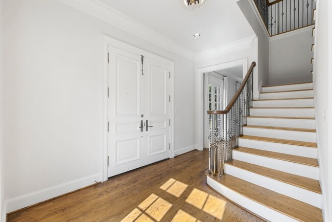 Building Photo - Elegant Living Minutes from the Medical Ce...