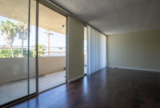 Foto del edificio - 3848-3858 W 226th St