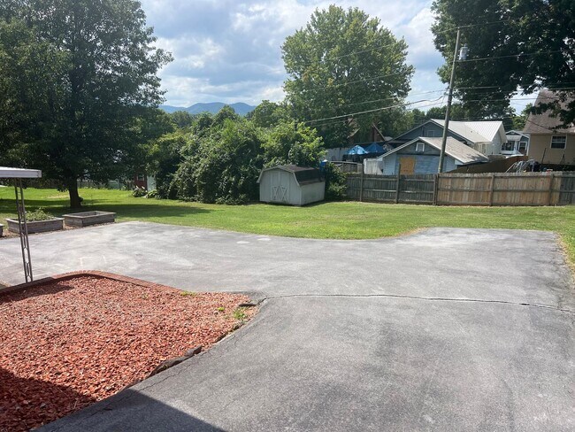 Building Photo - Very Nice 3 bedroom 1.5 bath located in ce...