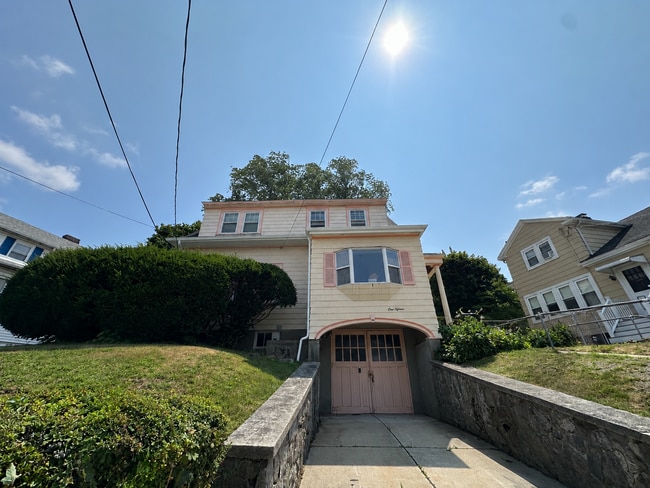 3 Bed/1.5 Bath - Backyard - Off-Street Parking - Oak Square - 3 Bed/1.5 Bath - Backyard - Off-Street Parking - Oak Square Apartment