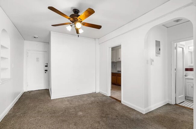 Building Photo - BEAUTIFUL 1 BEDROOM 1 BATHROOM