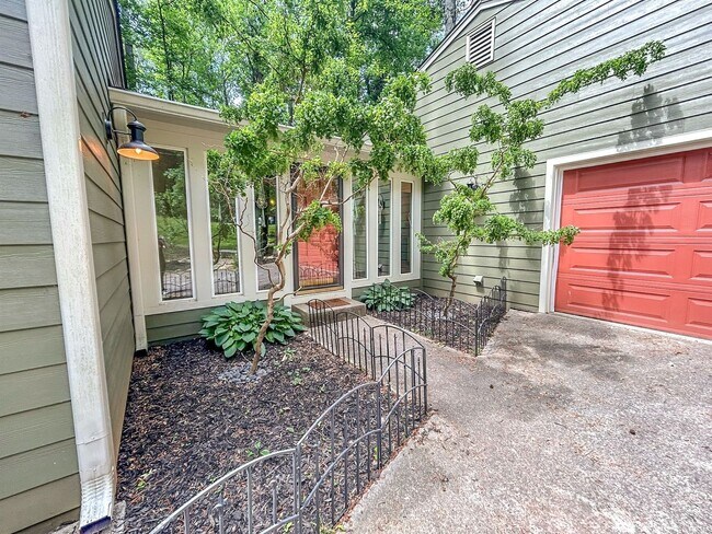 Foto del edificio - 3 BR Wooded Retreat in the Heart of East Cobb!