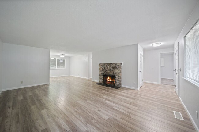 Building Photo - Classic rambler has 3 bedrooms, 1.75 baths, North Thurston School District