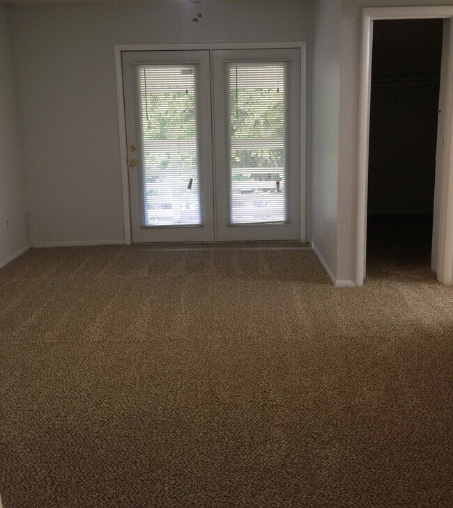 Building Photo - 1825 Sq Ft- 3 Bed/2Bath Duplex- All Applia...