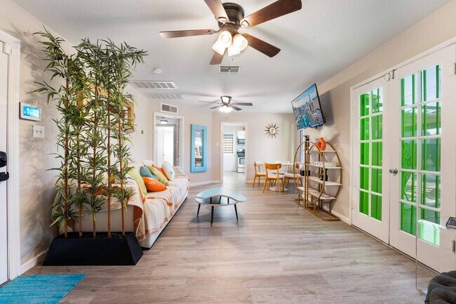 Building Photo - Furnished Luxury Downtown Las Vegas Oasis!