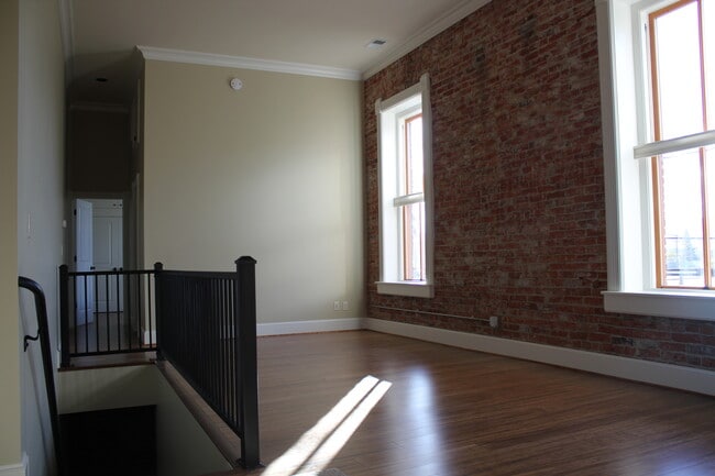 Building Photo - 109 West Third Ave #201