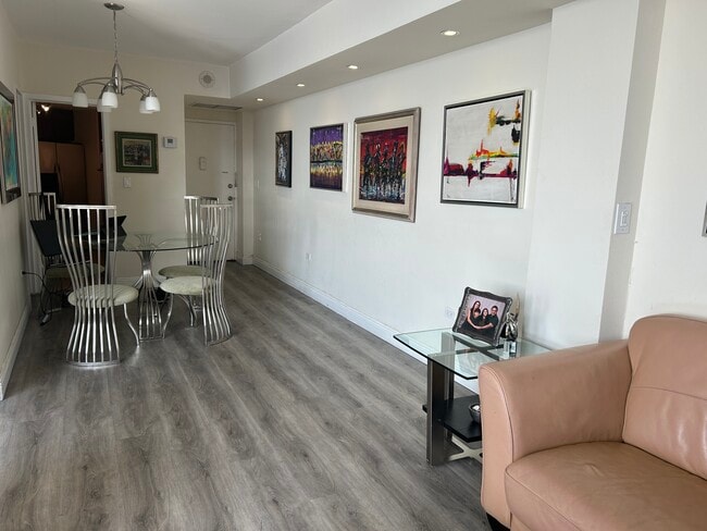 Building Photo - 905 Brickell Bay Dr