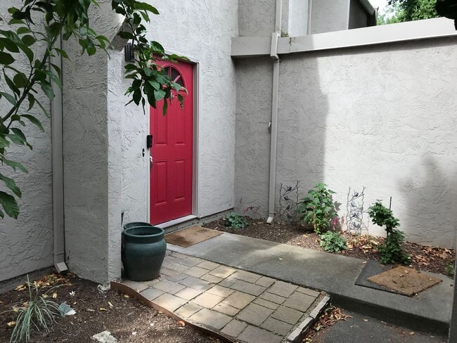 Building Photo - 3 bedroom in Stonegate available for Septe...