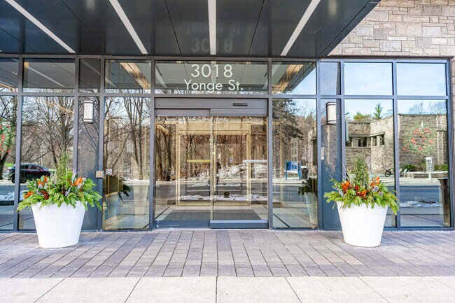 Photo du bâtiment - 3018 Yonge St