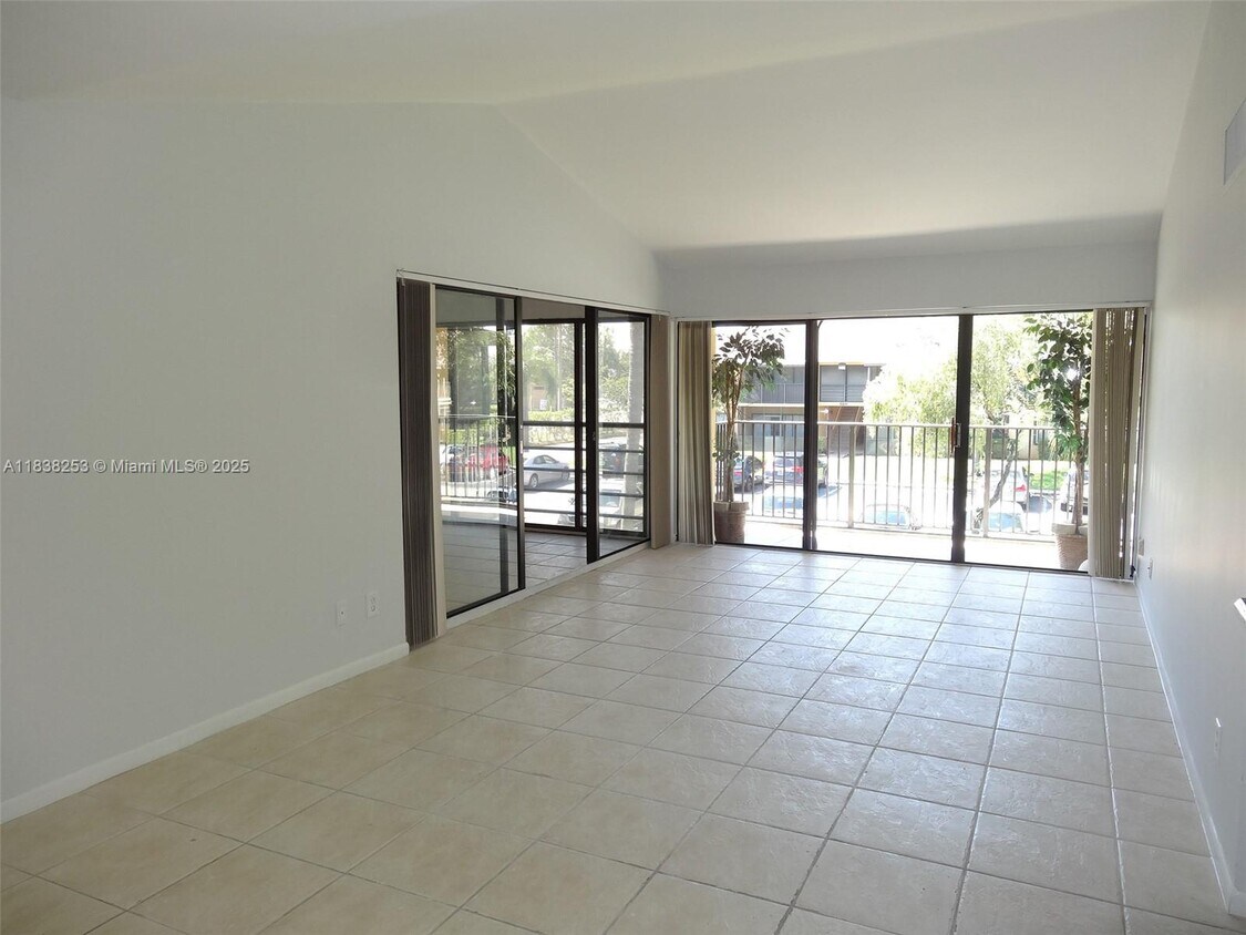 Foto principal - 5855 Washington St