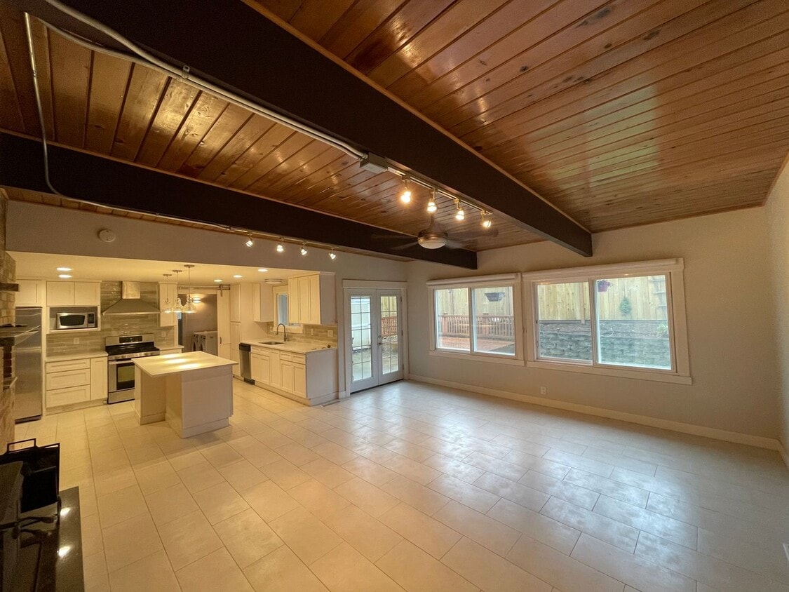 Primary Photo - Remodeled 4bed / 3 bath House in Des Moines
