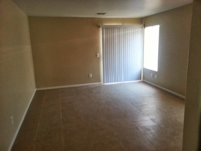 Building Photo - Charming 3 Bedroom 2 Bathroom Home!!