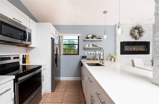Foto del edificio - 18226 Mediterranean Blvd