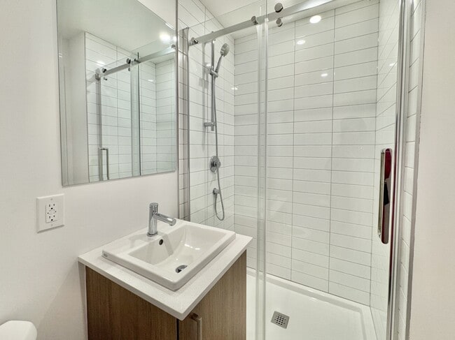 Building Photo - 2693 Bd Pie-IX