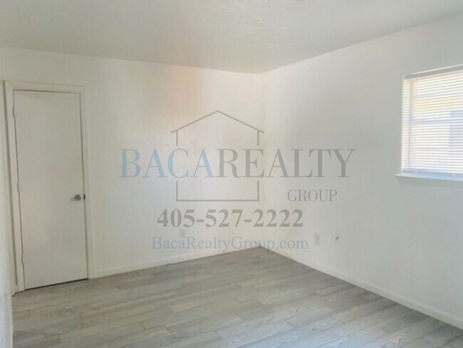Building Photo - 305 S Fifth