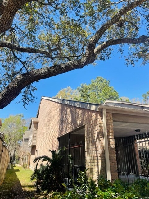 Building Photo - 9400 Doliver Dr