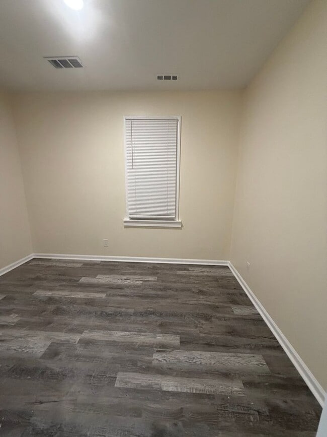 Building Photo - 5 Bedroom 2 full bath spacious home