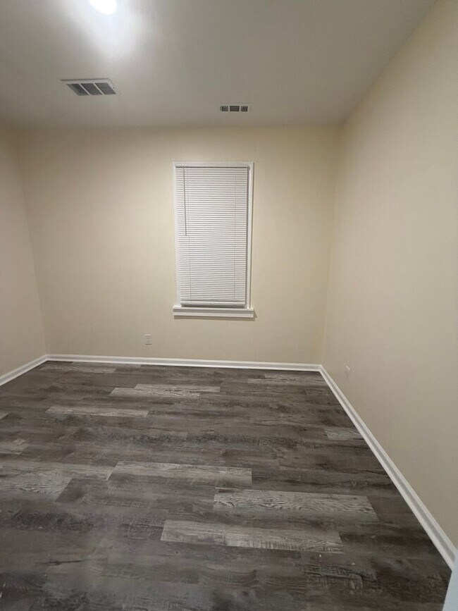 Foto del edificio - 5 Bedroom 2 full bath spacious home