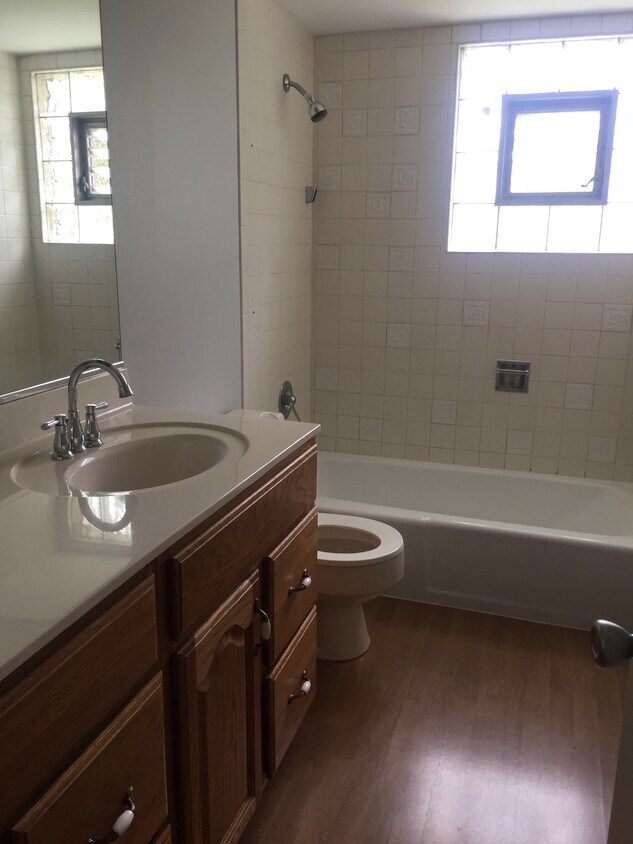 Primary Photo - 1221 E Lowden Ave