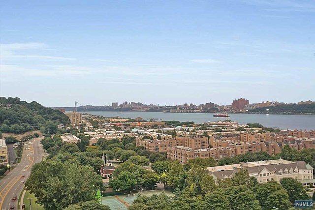 Building Photo - 1726 Hudson Park