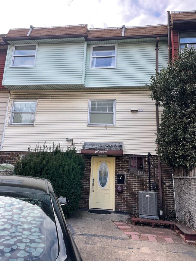 Building Photo - 7 Saddlewood Ct