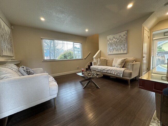 Foto del edificio - Walk To EVERYTHING From This Fully Furnish...