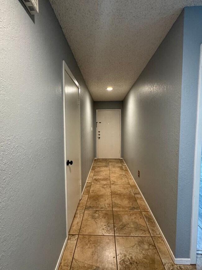 Foto del edificio - Southside-Duplex-Includes Water & Trash