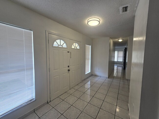 Building Photo - 3 bed / 2 bath plus den Home in Eatonville