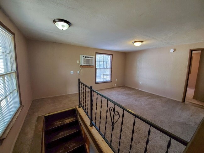 Building Photo - 2 Bedroom Apartment style home in Tecumseh