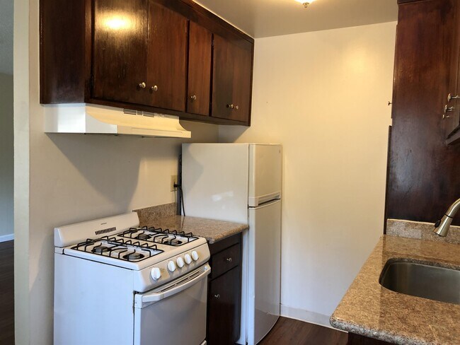 Foto del edificio - 3621 Dimond Ave