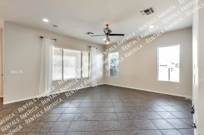 Foto del edificio - 561 E Via Puente De La Lluvia