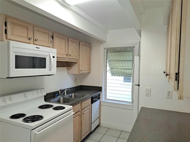 Building Photo - 925 16th Ave N