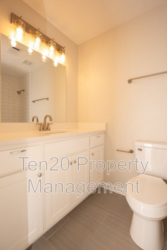 Foto del edificio - 6823 Live Oaks Dr