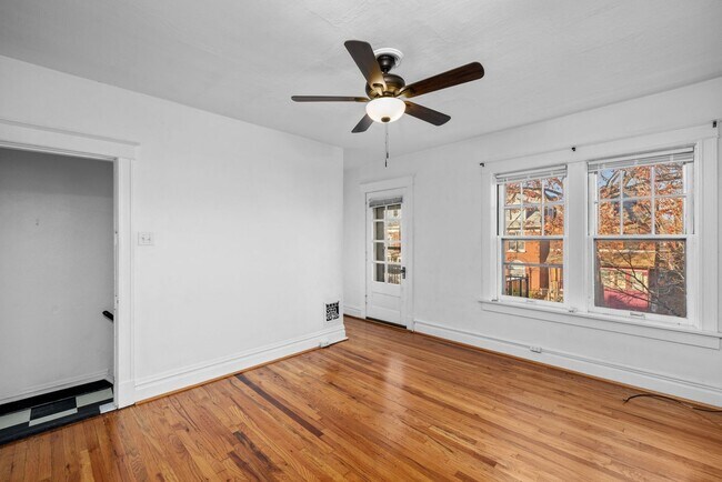 Foto del edificio - Charming 1 bedroom, second-floor in Shaw. Cats and small dogs welcome.