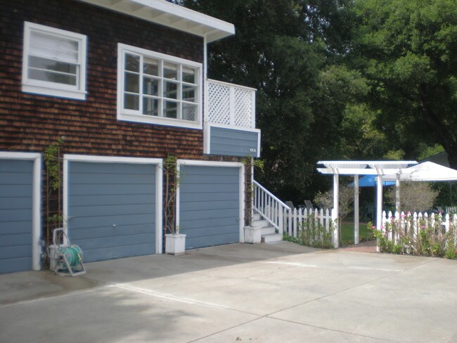 Cottage - 481 Willow Rd
