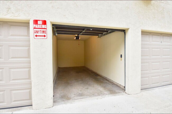 2BR, 2BA - 810SF - Gold Coast Apartments
