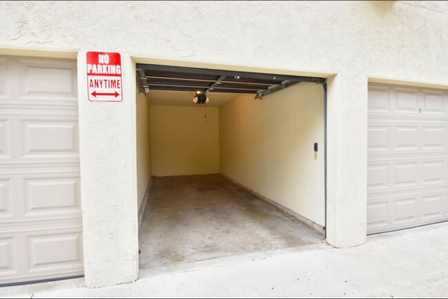 2BR, 2BA - 810SF - Gold Coast Apartments