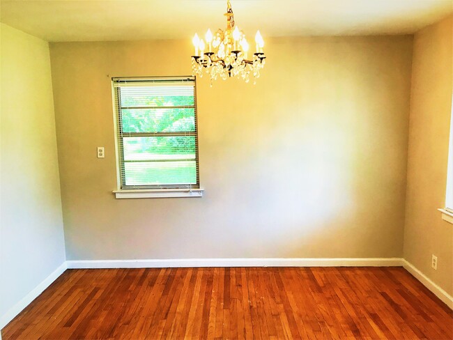 Building Photo - 1174 Rosedale Dr