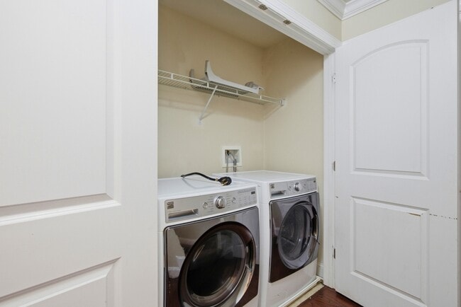 Building Photo - 300 Camillia Pl