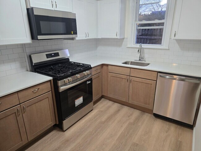 Building Photo - 1208 7th Ave