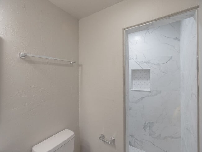 Charming 3 bedroom, 1.5 bath single-family home in a quiet northwest Oklahoma City neighborhood - Charming 3 bedroom, 1.5 bath single-family home in a quiet northwest Oklahoma City neighborhood