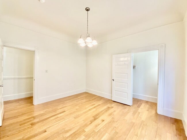 Building Photo - Full Floor Flat. PARKING! IN-UNIT LAUNDRY!...