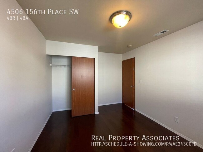 Building Photo - Pet Friendly, Spacious 4 bed, 3.5 bath