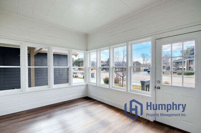 Foto del edificio - Charming home within walking distance to the greenbelt.