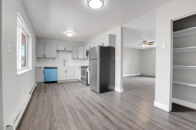 Foto del edificio - $1,445 2 Bed, 1 Bath Updated Unit in Denver with In Unit Laundry!