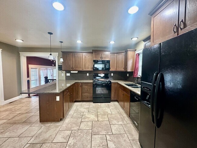 Building Photo - 3 Bdrm, 1.5 Bath Executive home with quest...