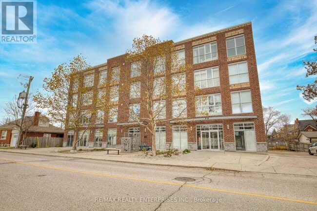 Building Photo - 36 Regina St N