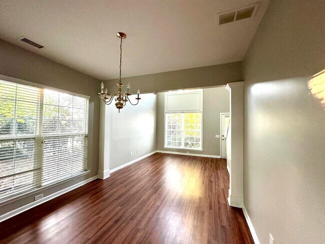 Foto del edificio - 3304 Mannington Dr