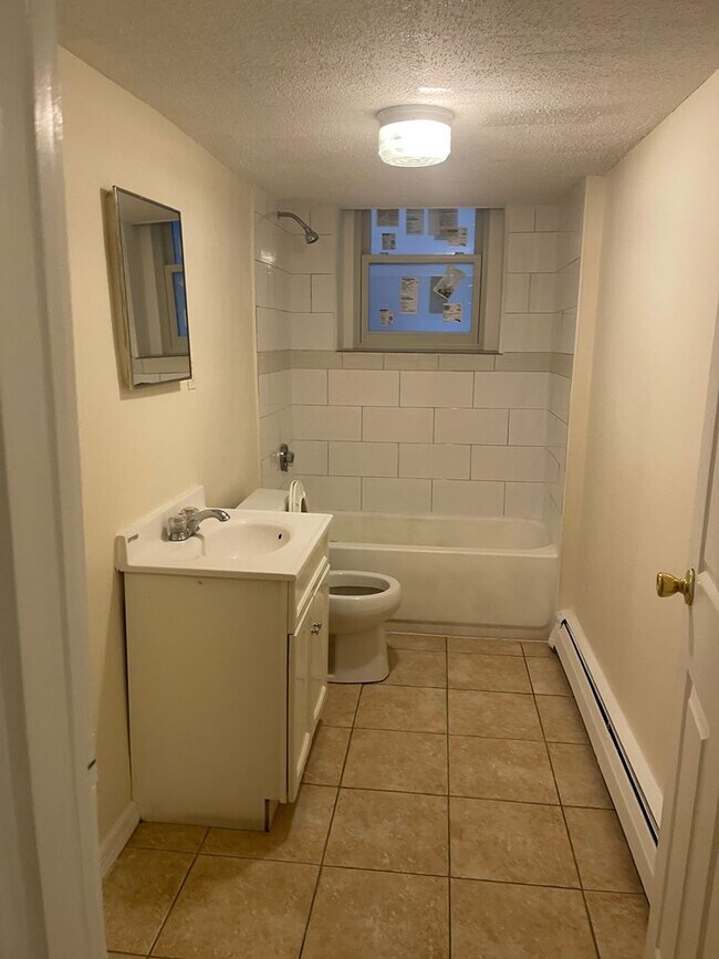 Foto del edificio - Loft Style 3 bed 2 bath Heat Hw inc 1 Free Month Students Ok, make all the noise you want here!