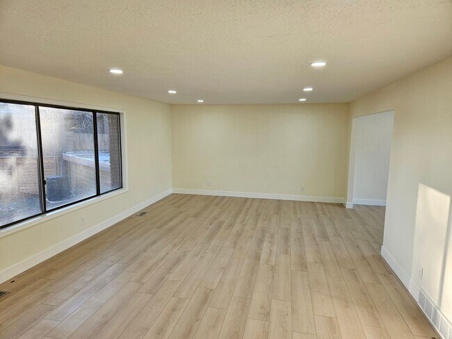 Building Photo - Amazing 4 Bd Home Horse Property on 2.5 Acre